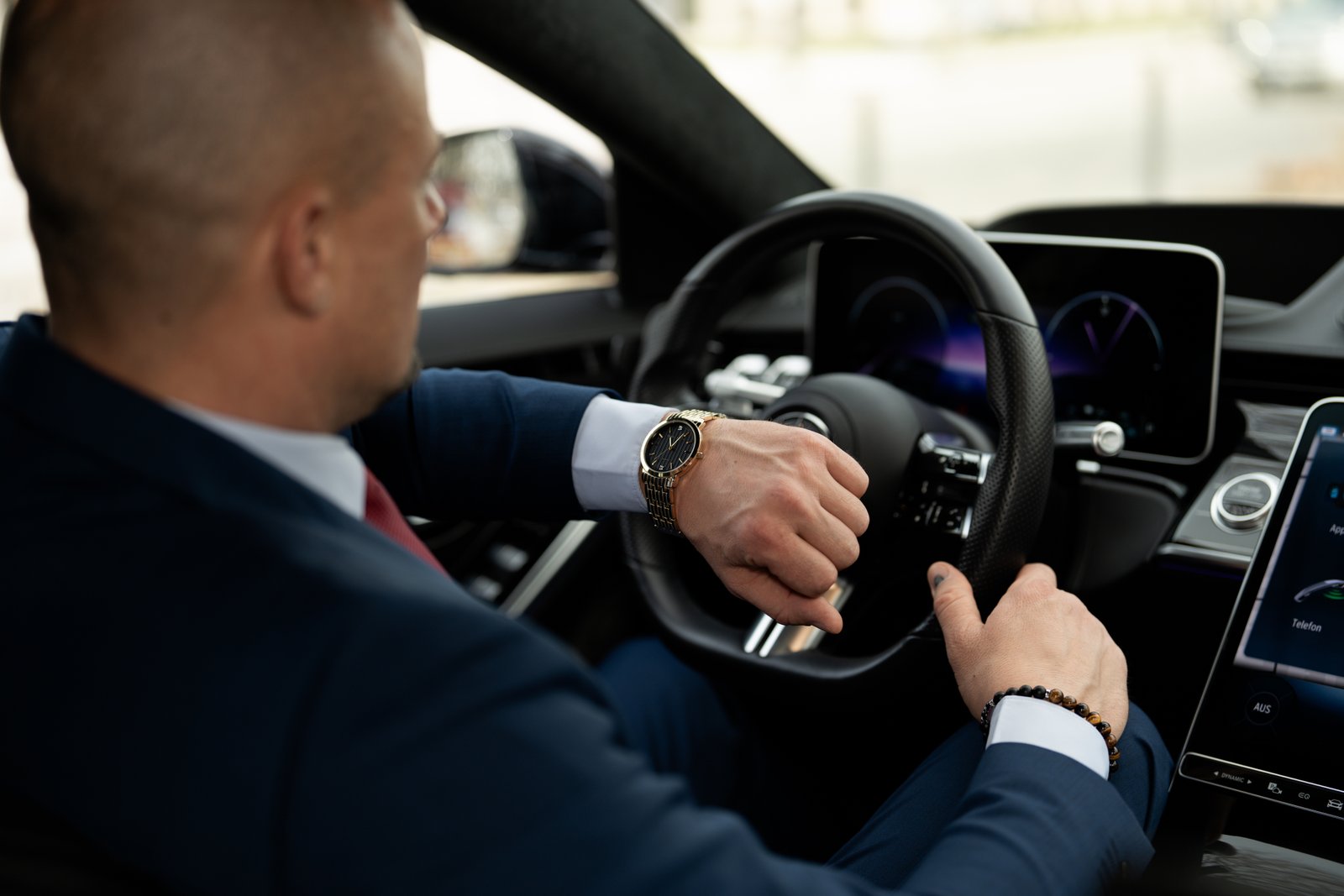 Hände am Lenkrad — souveräner Chauffeur